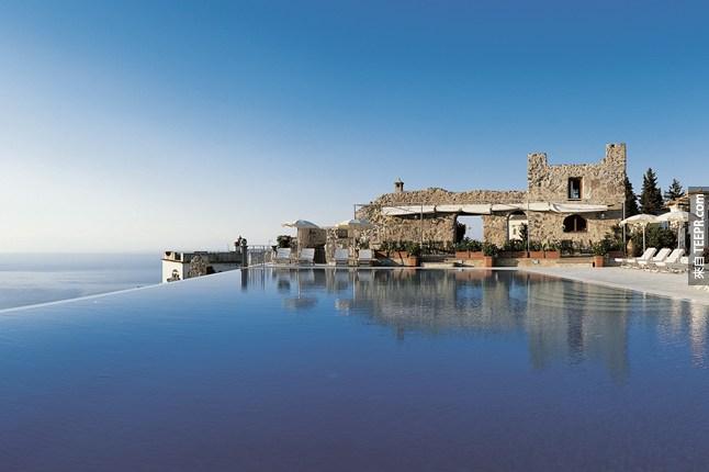 #19. 義大利阿馬爾菲海岸旁的泳池。