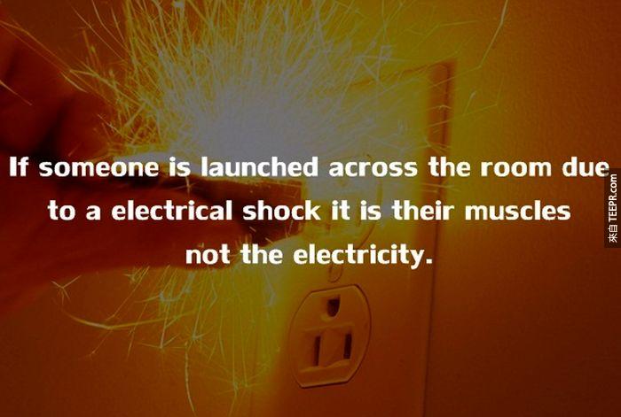 當人觸電時，其實是自身的肌肉導電，而不是電力本身。