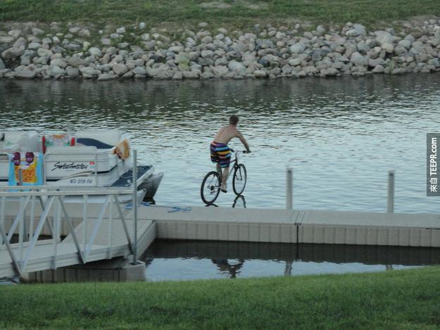 2. 又一張成功的定時照片！水上漂浮腳踏車？太酷了～
