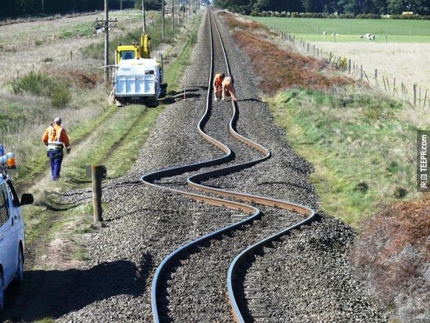 5. 用photoshop變型工具修的？不是啦，這在紐西蘭的鐵軌是因為地震造成扭曲變形。