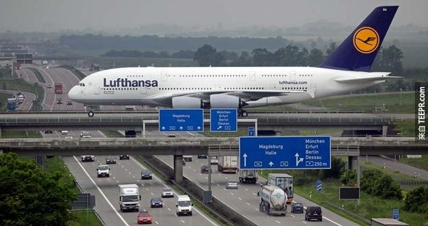 7.這其實是飛機在Liepzig機場降落前經過高速公路時的照片，時間抓得非常剛好吧！
