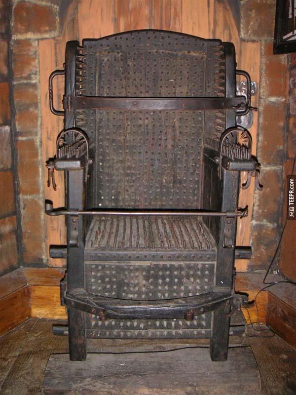 1.)18世纪的女巫椅，用以让人失血过多而死。