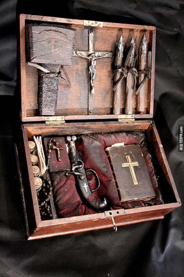11.) 19世纪早期，吸血鬼的狩猎工具组。