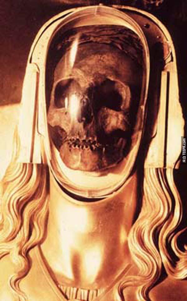 15.)在法国教堂地下室发现的圣玛利亚...