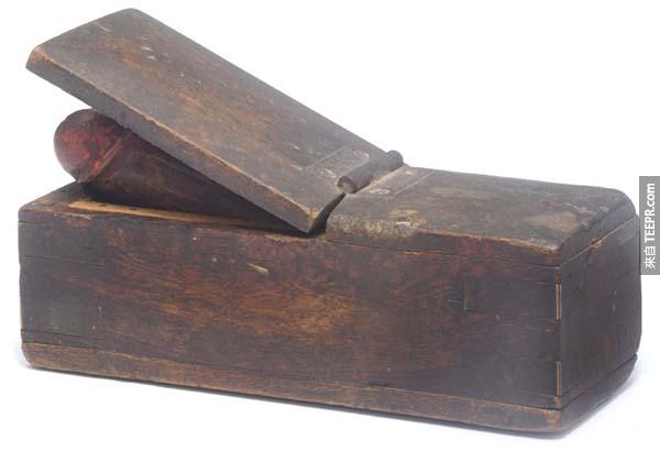 16.) 19世紀，盒子中的是一個加上彈簧的生殖器。