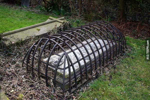 23.)维多利亚时期的一座盖有铁笼的坟墓，用意是为了预防吸血鬼从坟墓中爬出。