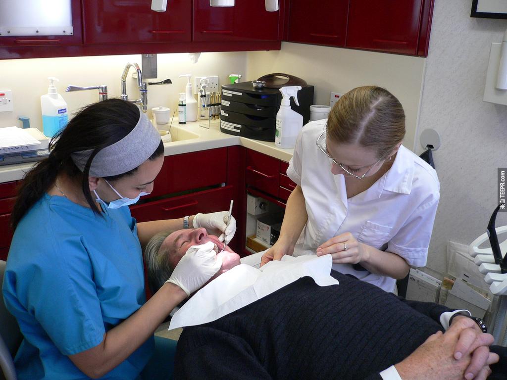 7.刮掉你牙齒上的菌斑並不會使你牙齒縫隙變大。