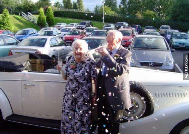 他們和女王的結婚紀念日同天，所以在1997年他們還到了倫敦參加花園派對，慶祝他們的金婚紀念～