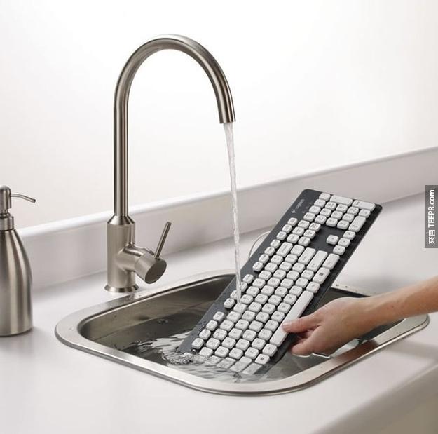 3.當你擁有這個可水洗式的鍵盤組，就不怕咖啡打翻囉。