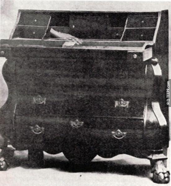 11. Anne女皇风格衣柜上的鬼手 – 这张照片是在20世纪早期拍摄的。照片洗出来后，很明显的可以看到衣柜上有一只手。