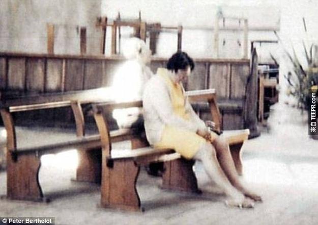 5. Worstead教堂 －这张照片是Diane Berthelot的老公在1975年的时候拍摄她坐在英国诺福克的Worstead教堂里面的一张长凳的照片。他老公说他确定Diane背后没有坐任何人。