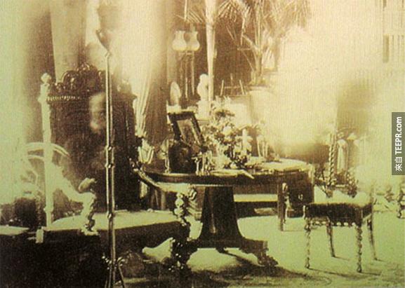 6. Combermere公爵的鬼魂 － 这张照片是在Combermere僧院里的图书馆拍摄的 (1891)。Combermere公爵的家人一看就认出说这根本就是Combermere公爵。当时拍摄的时间正好是Combermere公爵的葬礼在进行的时间。葬礼位置里这里大概有一小段距离。
