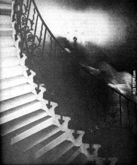 7. 女皇屋子里的阶梯 － 这张照片本来只是要拍摄英国国家海事博物馆的女皇屋子区的旋转阶梯，但是却拍到了这样的鬼影 (1966)。这么多年来，已经有很多目击者说有在这个博物馆里的这区目击到这样的灵异景象。