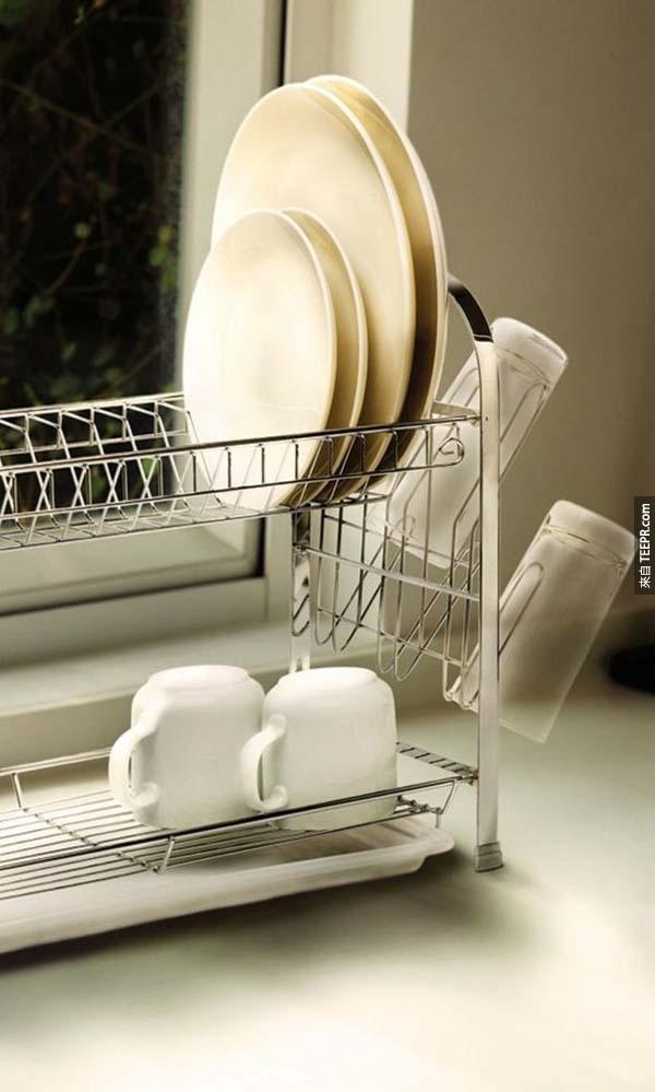 27.)如果你的廚房不大，那這種兩層式碗盤架絕對可以幫你更有效利用空間。