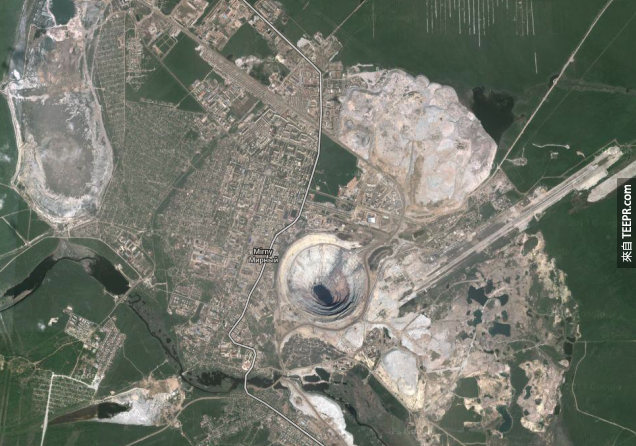 你現在看到的是俄羅斯薩哈共和國的一個城鎮，叫做米爾內 (Mirny)。而那可怕的洞，其實是一個開放式的採礦場，525公尺深，直徑1.2公里，這樣看起來就好像一個通往地獄的門。