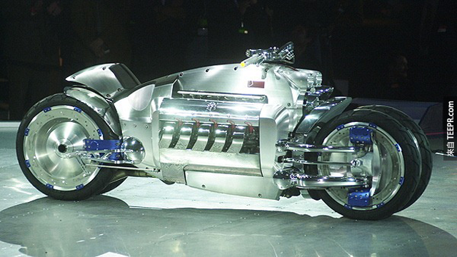 道奇战斧V10超级摩托车，要价70万美元。它加速到96公里只需要2.5秒，最高竟能开到480公里。（根本就是跑车啊！）