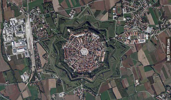 這座城市是在義大利文藝復興建造的。