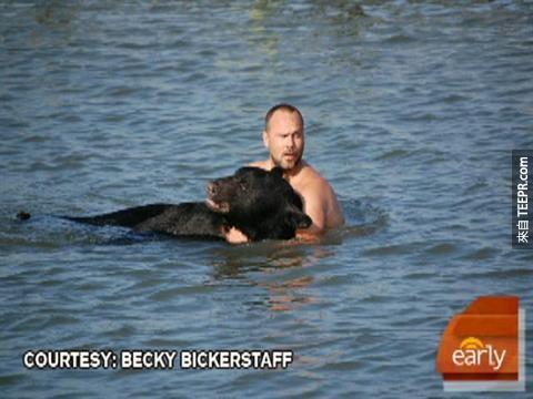 他游向這隻黑熊，準備把黑熊救起來！
