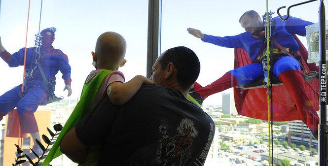 在这栋15层楼高的大楼外，超级英雄造访每一层楼，帮病童打气。