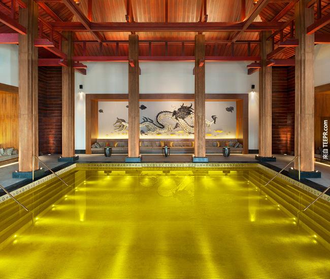 #4. 這是在西藏拉薩的瑞吉度假酒店，金碧輝煌的游泳池啊！