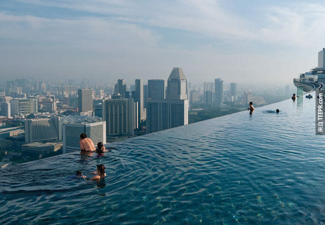 #1. 新加坡金沙酒店的游泳池。