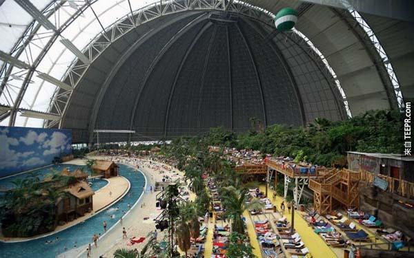 位在德國的巨型停機棚，被馬來西亞的業主改建成熱帶島嶼度假酒店。裡面還擁有世上最大的室內熱帶雨林呢。