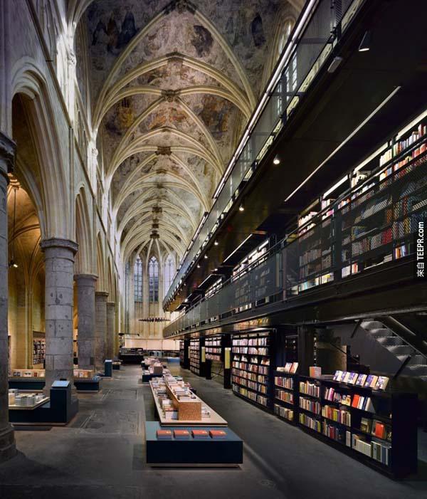 13世紀時，位在荷蘭馬斯垂克的多明尼加大教堂，被改建成一家連鎖書店。（超美的～）