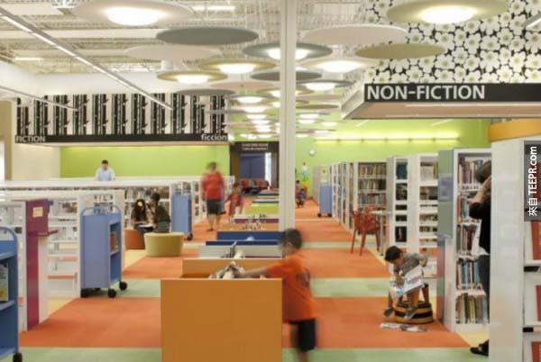 在德克薩斯州的麥卡倫，一家沃爾瑪被改建成一間公共圖書館。