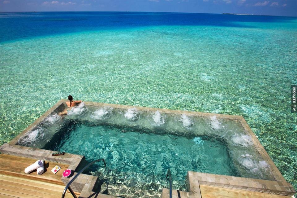 #6. 马尔地夫的维拉沙鲁岛度假村里的游泳池～（根本是在海里面啊！）