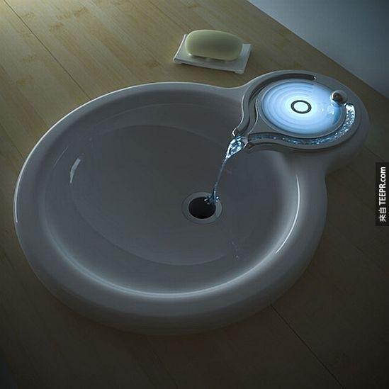 移動洗手台上發光的圓圈，將能改變水的溫度和顏色。