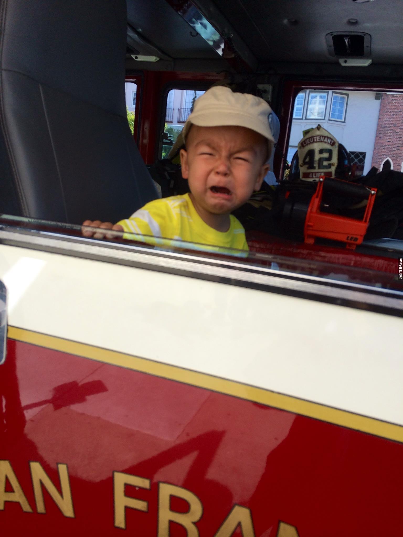  “我们让他坐在一个真的消防车里面。” -Annie