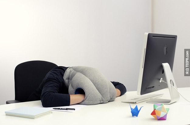 8. 午休很重要的，這個枕頭能讓你在任何地方小睡一會兒。