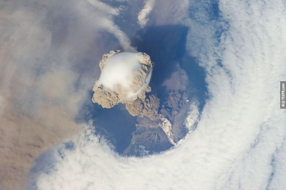 21. 2009年俄羅斯的Sarychev山頂火山噴發