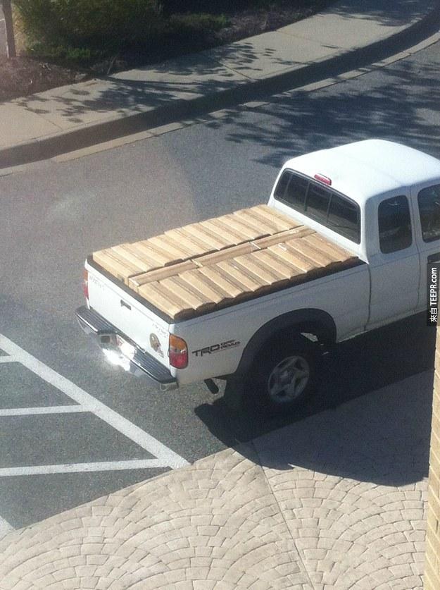 2. 感觉起来这台卡车就是为了载这些盒子用的。
