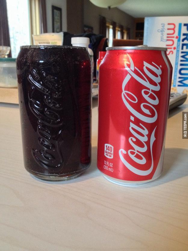 10. 左邊的可口可樂杯子還真的正好裝下一整瓶可樂。