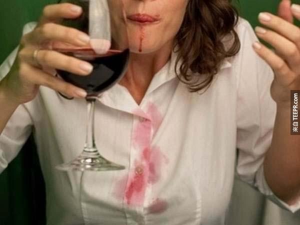 24.) 紅酒的色斑其實可以用白酒來淡化。（很神奇吧！但用酒來洗衣服成本實在有點高啊...）