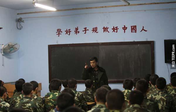 T他們也會教這些年輕人中國的道德觀和文化。