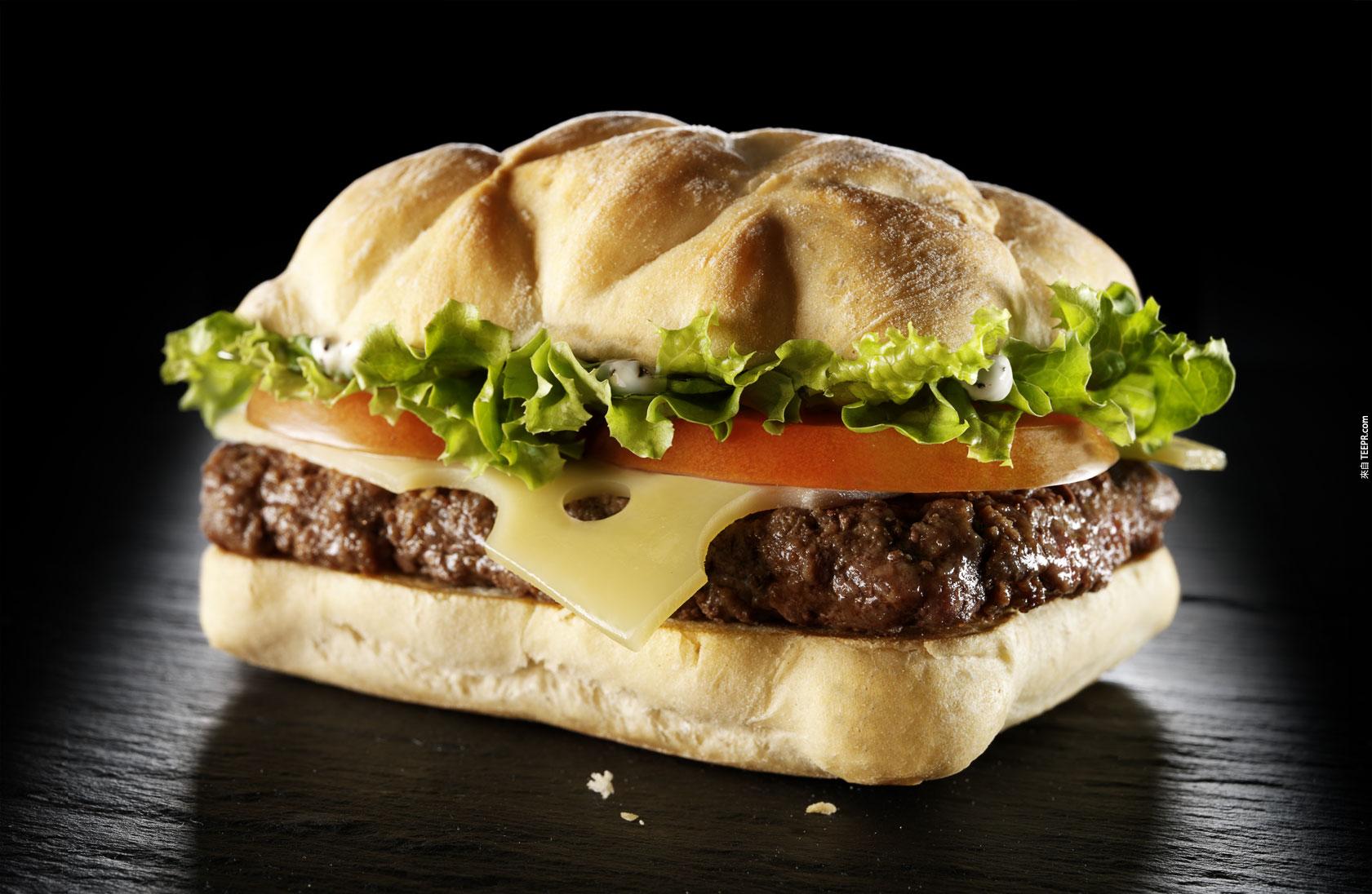 7. 法國漢堡則是特地選用了義式脆皮麵包來取代原本法式漢堡的小圓麵包，而內層則更添加了一片香濃的瑞士愛摩塔乳酪。