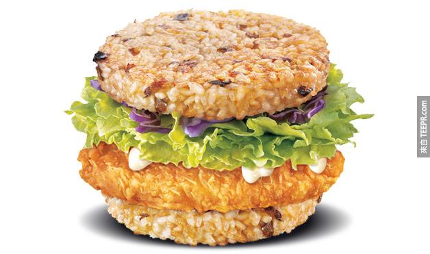 11. 糯米堡迷可以在菲律賓享用到這種米漢堡，並可選擇雞肉或是牛肉餅 (像摩斯漢堡！)