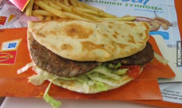 12. 在希臘的麥當勞則是有搭配皮塔麵包餅皮的平坦的傳統大麥克漢堡。