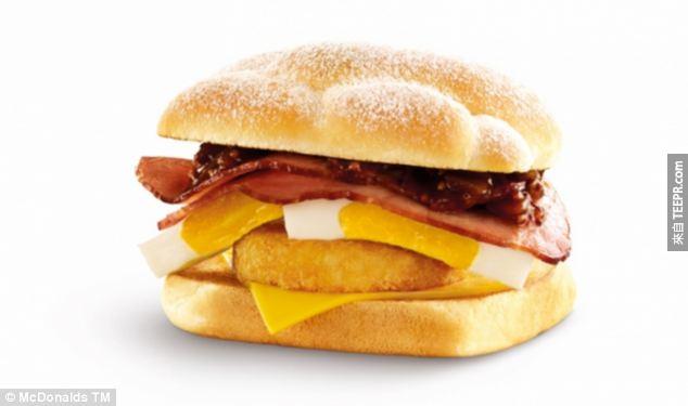 22. 澳州人可以享受到這個奢華的早餐漢堡，裡面有蛋、馬鈴薯煎餅、培根與辣番茄。