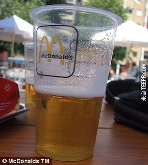24. 在歐洲你可以一邊吃漢堡，一邊喝啤酒。(喔耶！)