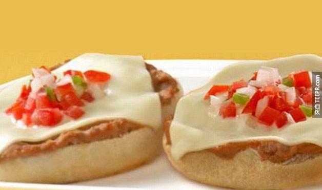 27. 在墨西哥的特色餐點是表面淋上豆泥、起司和番茄沙拉的漢堡。