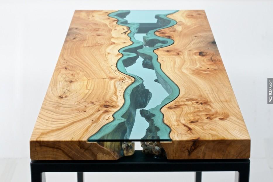 傢俱藝術家Greg Klassen將一張原本平凡無奇的木頭桌子，變成像是一張有溪流經過的地表模型。玻璃顏色配上木頭的紋路，簡直美翻了…