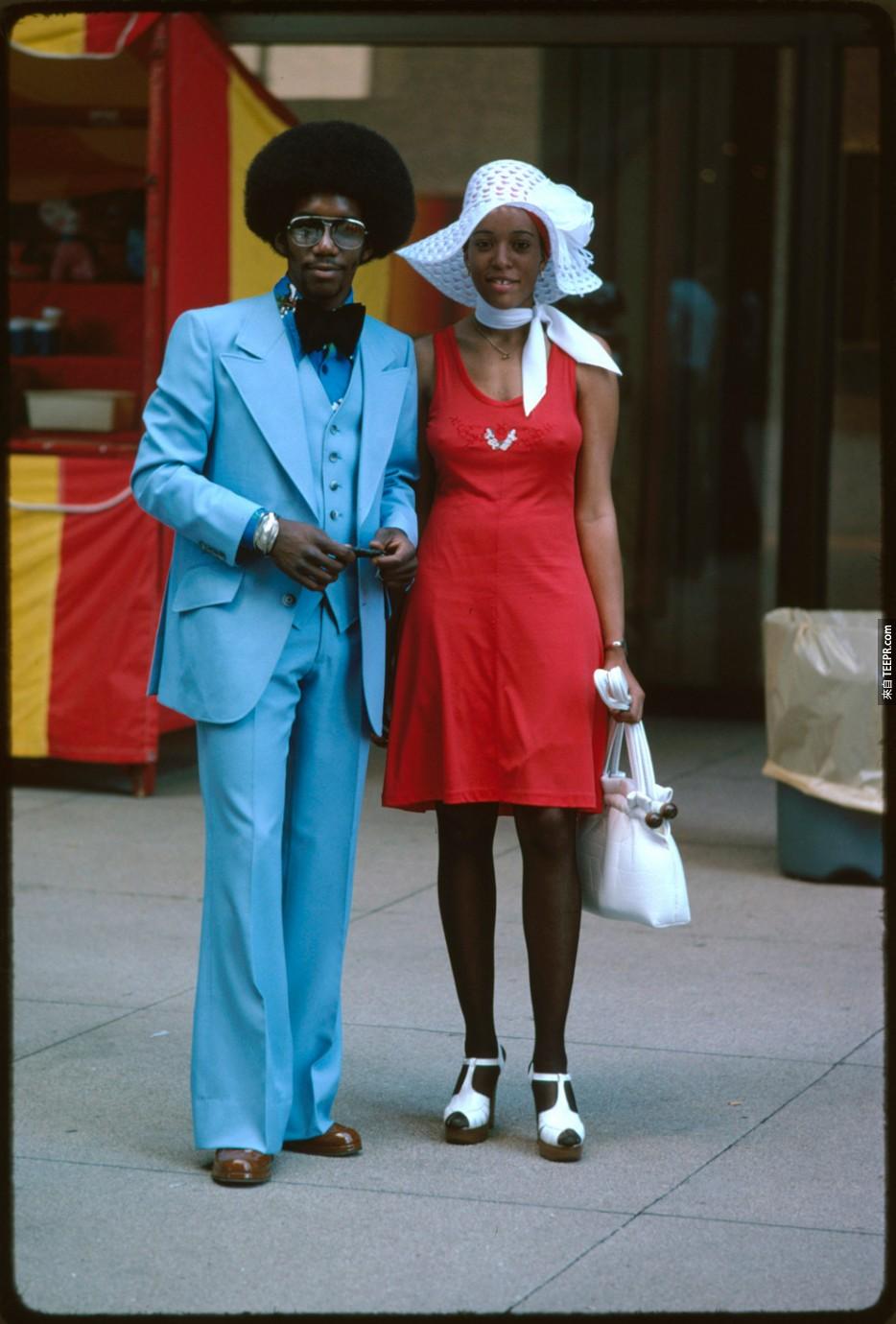 在芝加哥的一对夫妇在密歇根大道（1975）。