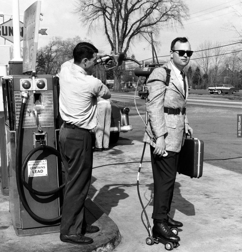 一個推銷員有加油在一個加油站（1961）他的電動旱冰鞋。