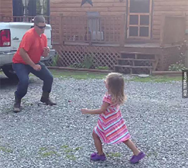 下班的爸爸和小女兒跳的舞是最棒的