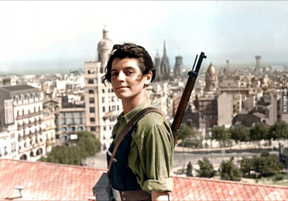 Marina Ginesta，一位17歲的共產黨士兵。在西班牙內戰時遠眺巴塞隆納。(1936年)