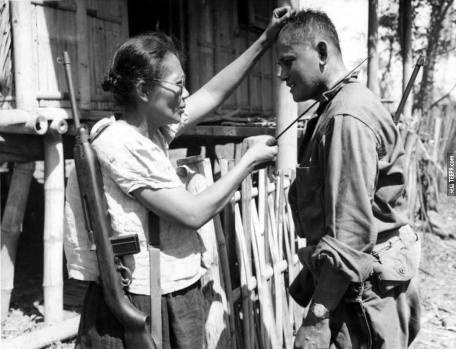 菲律賓的游擊隊Nieves Fernandez隊長，正在向美軍展示，在被日本佔領時，她是如何殺掉日本兵的。(1944年)
