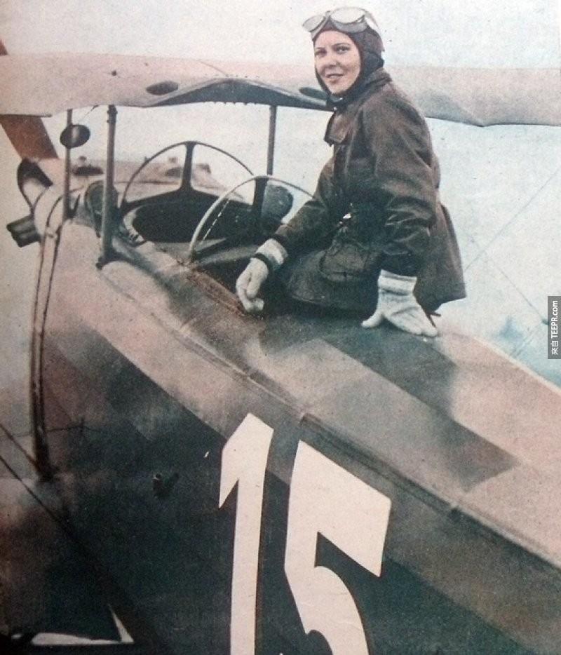 來自土耳其的Sabiha Gökçen和她的飛機，在1937年她成為了第一個女性戰鬥機駕駛。